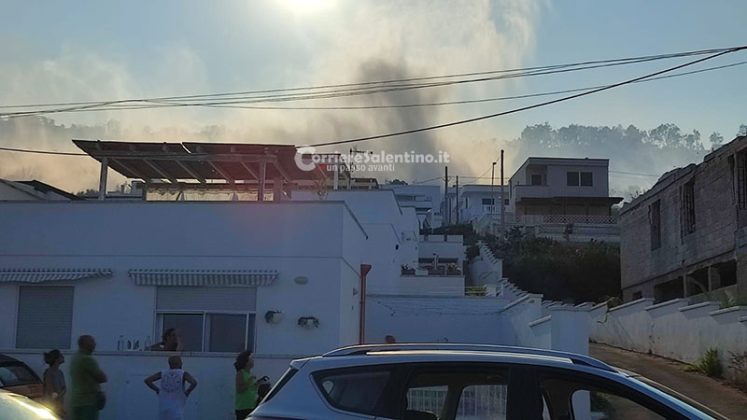 Inferno di fuoco nel Basso Salento: fiamme raggiungono il parco. Evacuate abitazioni, intervengono canadair - Corriere Salentino