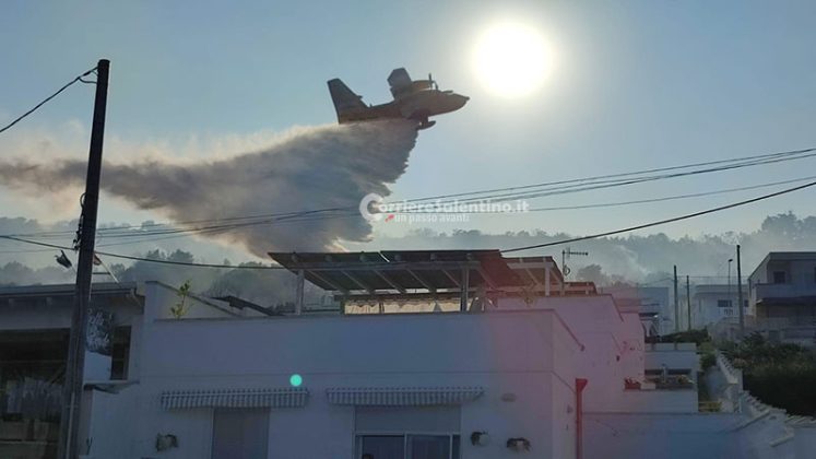 Inferno di fuoco nel Basso Salento: fiamme raggiungono il parco. Evacuate abitazioni, intervengono canadair - Corriere Salentino