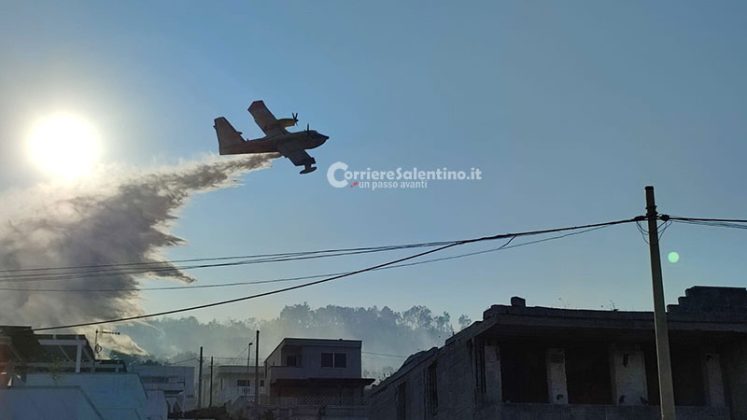 Inferno di fuoco nel Basso Salento: fiamme raggiungono il parco. Evacuate abitazioni, intervengono canadair - Corriere Salentino