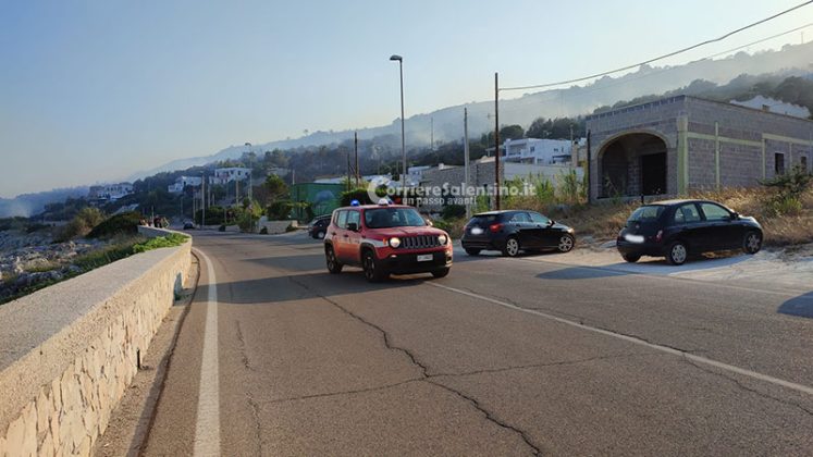 Inferno di fuoco nel Basso Salento: fiamme raggiungono il parco. Evacuate abitazioni, intervengono canadair - Corriere Salentino