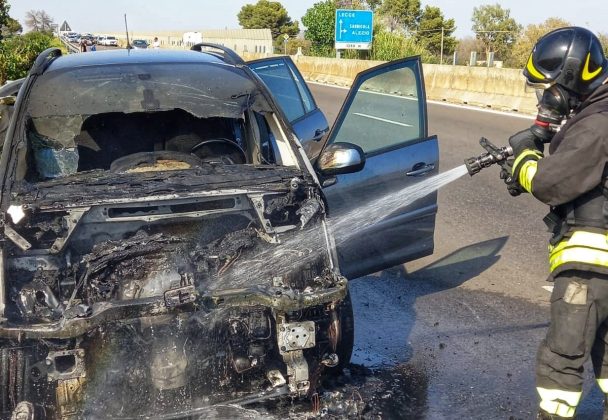 L'auto a noleggio prende fuoco sulla statale: disavventura per una famiglia di turisti americani - Corriere Salentino