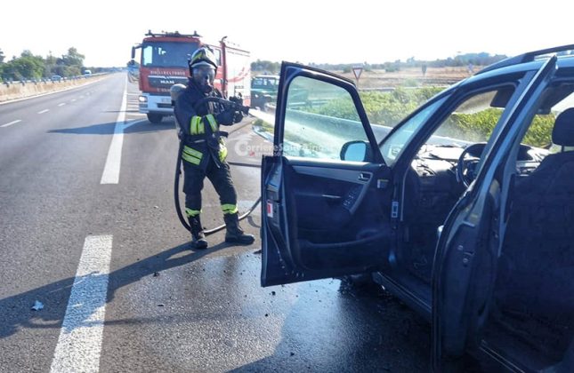 L'auto a noleggio prende fuoco sulla statale: disavventura per una famiglia di turisti americani - Corriere Salentino