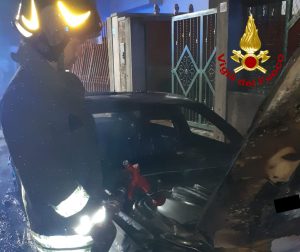 Divampano le fiamme nella notte: distrutta l'Audi di un 30enne. Si indaga - Corriere Salentino
