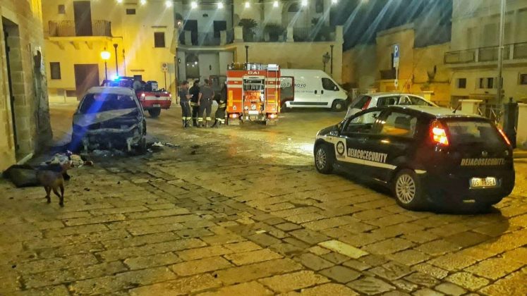 Rogo nel basso Salento, data alle fiamme l’auto di un 61enne già noto: filmati al vaglio per scovare gli autori - Corriere Salentino