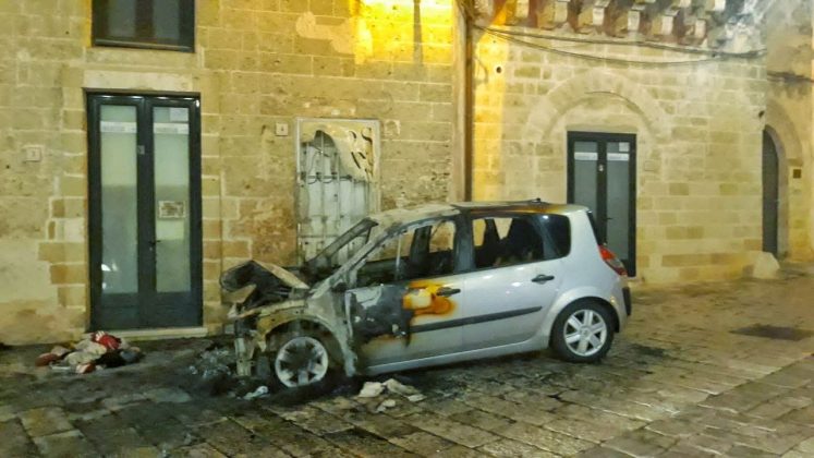 Rogo nel basso Salento, data alle fiamme l’auto di un 61enne già noto: filmati al vaglio per scovare gli autori - Corriere Salentino