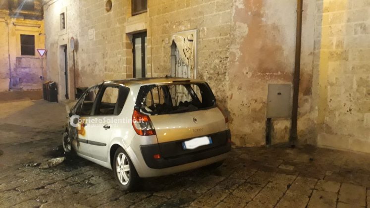 Rogo nel basso Salento, data alle fiamme l’auto di un 61enne già noto: filmati al vaglio per scovare gli autori - Corriere Salentino