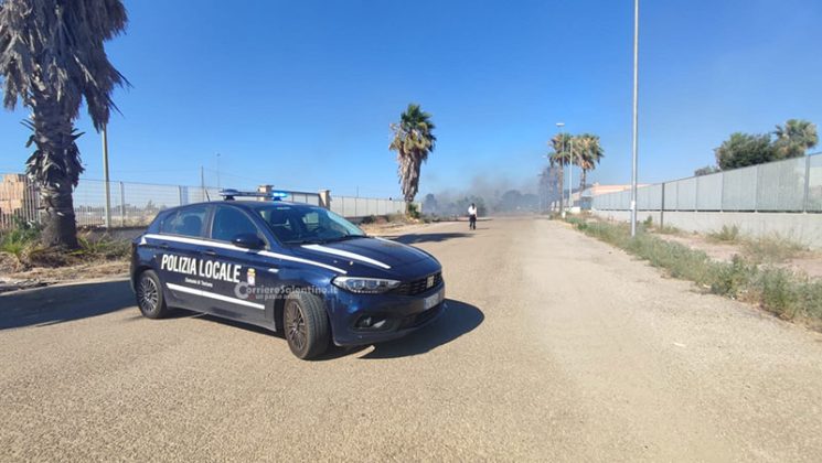 Emergenza incendi: vasto rogo in pineta, arriva il fireboss. Fuoco minaccia aziende nella zona industriale - Corriere Salentino