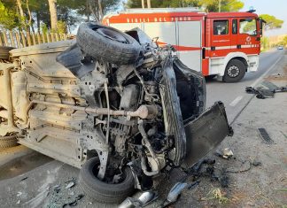 Schianto contro muro di cinta, poi l’auto si ribalta: tre feriti