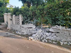 Schianto contro muro di cinta, poi l'auto si ribalta: tre feriti - Corriere Salentino