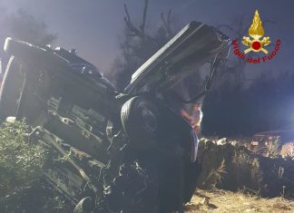 Fuori strada con l’auto sulla via del ritorno a casa, gravi due ragazze: in “codice rosso” al Fazzi