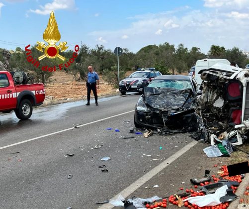 Schianto frontale sulla 274 tra auto e furgone, un ferito grave: corsa in ospedale con “codice rosso” - Corriere Salentino
