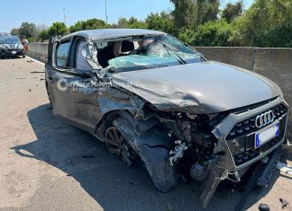 Urta il furgone a bordo strada e si ribalta: paura per un 24enne sulla Lecce-San Cataldo