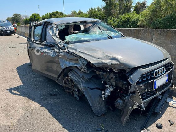 Urta il furgone a bordo strada e si ribalta: paura per un 24enne sulla Lecce-San Cataldo - Corriere Salentino