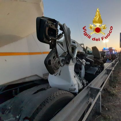 Schianto in tangenziale tra mezzi pesanti, corsa in ospedale per uno dei conducenti. E sulla 101 auto si ribalta all’alba - Corriere Salentino