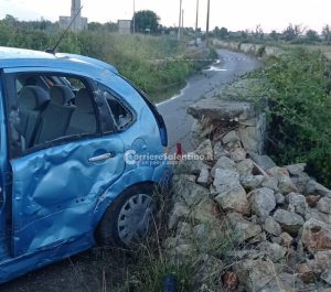 Schianto contro un muretto a secco, conducente resta incastrato nelle lamiere: tre feriti in ospedale - Corriere Salentino