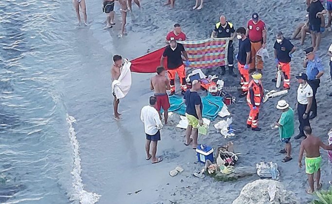 Altro dramma sulle coste salentine. Si accascia sulla spiaggia: muore una donna - Corriere Salentino