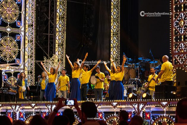 Notte della Taranta con i nuovi volti del pop, da Madame a Stromae, fino a Pericolo. Elodie energia pura. Samuele Bersani canta in dialetto: “Cazziato per la zeta” - Corriere Salentino