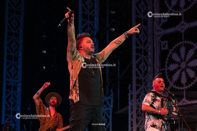 Notte della Taranta con i nuovi volti del pop, da Madame a Stromae, fino a Pericolo. Elodie energia pura. Samuele Bersani canta in dialetto: “Cazziato per la zeta” - Corriere Salentino