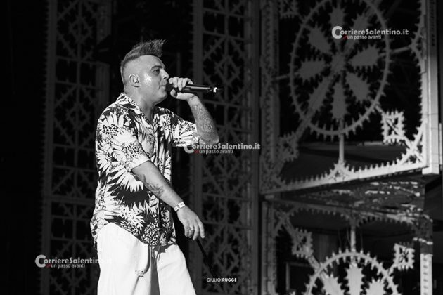 Notte della Taranta con i nuovi volti del pop, da Madame a Stromae, fino a Pericolo. Elodie energia pura. Samuele Bersani canta in dialetto: “Cazziato per la zeta” - Corriere Salentino