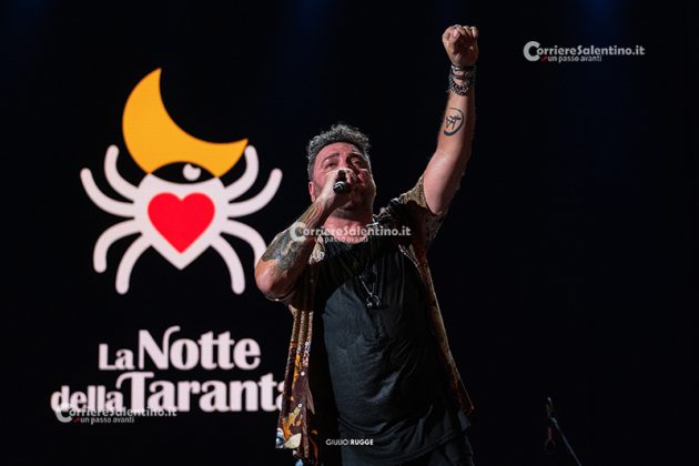 Notte della Taranta con i nuovi volti del pop, da Madame a Stromae, fino a Pericolo. Elodie energia pura. Samuele Bersani canta in dialetto: “Cazziato per la zeta” - Corriere Salentino