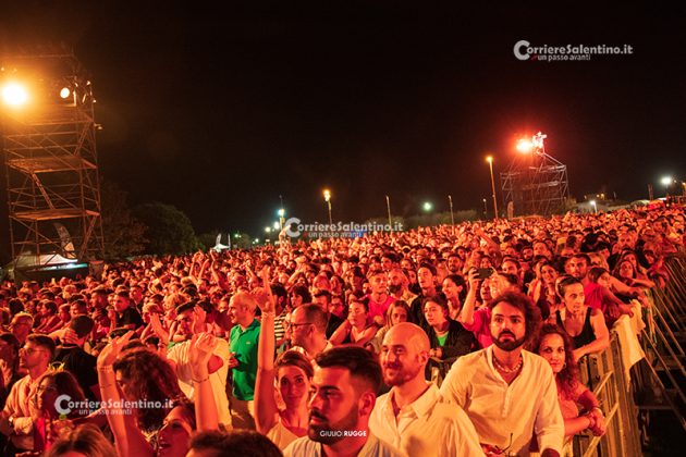 Notte della Taranta con i nuovi volti del pop, da Madame a Stromae, fino a Pericolo. Elodie energia pura. Samuele Bersani canta in dialetto: “Cazziato per la zeta” - Corriere Salentino