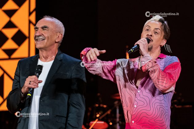 Notte della Taranta con i nuovi volti del pop, da Madame a Stromae, fino a Pericolo. Elodie energia pura. Samuele Bersani canta in dialetto: “Cazziato per la zeta” - Corriere Salentino