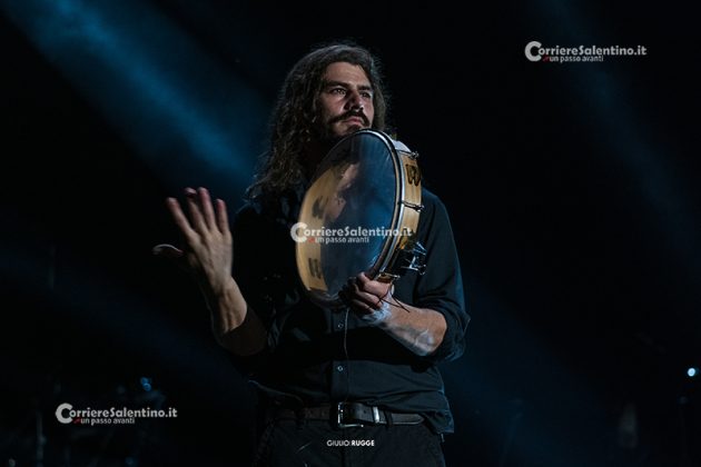 Notte della Taranta con i nuovi volti del pop, da Madame a Stromae, fino a Pericolo. Elodie energia pura. Samuele Bersani canta in dialetto: “Cazziato per la zeta” - Corriere Salentino