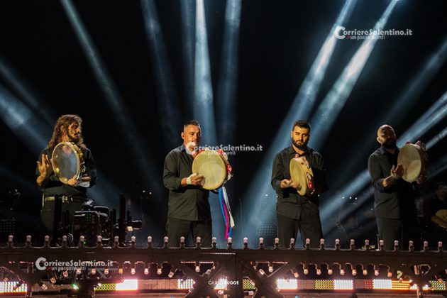 Notte della Taranta con i nuovi volti del pop, da Madame a Stromae, fino a Pericolo. Elodie energia pura. Samuele Bersani canta in dialetto: “Cazziato per la zeta” - Corriere Salentino