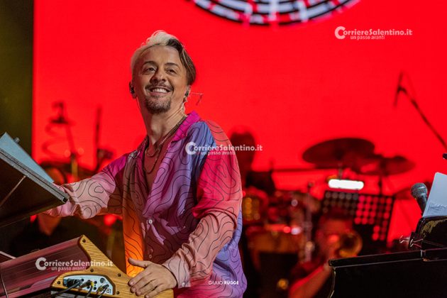 Notte della Taranta con i nuovi volti del pop, da Madame a Stromae, fino a Pericolo. Elodie energia pura. Samuele Bersani canta in dialetto: “Cazziato per la zeta” - Corriere Salentino