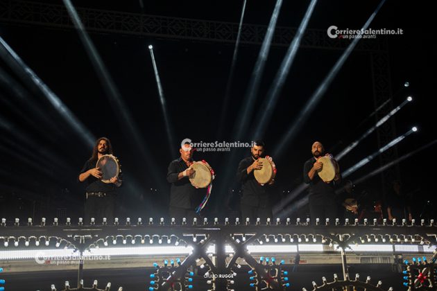 Notte della Taranta con i nuovi volti del pop, da Madame a Stromae, fino a Pericolo. Elodie energia pura. Samuele Bersani canta in dialetto: “Cazziato per la zeta” - Corriere Salentino