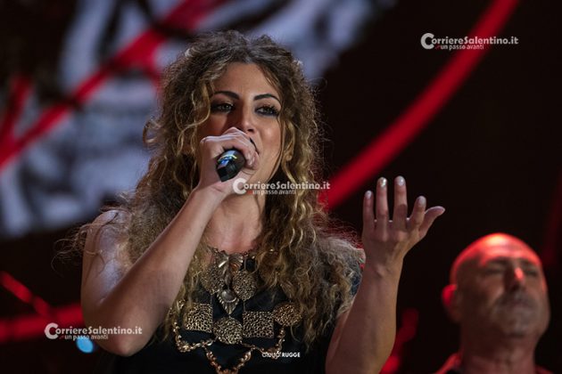 Notte della Taranta con i nuovi volti del pop, da Madame a Stromae, fino a Pericolo. Elodie energia pura. Samuele Bersani canta in dialetto: “Cazziato per la zeta” - Corriere Salentino