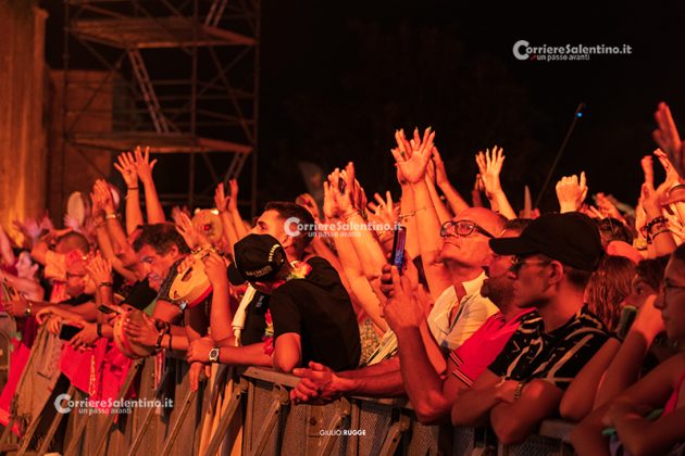 Notte della Taranta con i nuovi volti del pop, da Madame a Stromae, fino a Pericolo. Elodie energia pura. Samuele Bersani canta in dialetto: “Cazziato per la zeta” - Corriere Salentino
