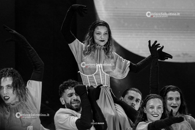 Notte della Taranta con i nuovi volti del pop, da Madame a Stromae, fino a Pericolo. Elodie energia pura. Samuele Bersani canta in dialetto: “Cazziato per la zeta” - Corriere Salentino