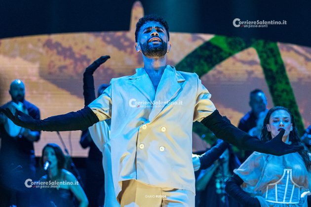 Notte della Taranta con i nuovi volti del pop, da Madame a Stromae, fino a Pericolo. Elodie energia pura. Samuele Bersani canta in dialetto: “Cazziato per la zeta” - Corriere Salentino