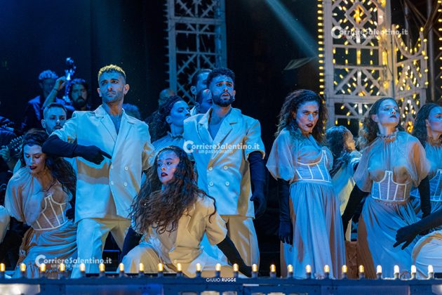 Notte della Taranta con i nuovi volti del pop, da Madame a Stromae, fino a Pericolo. Elodie energia pura. Samuele Bersani canta in dialetto: “Cazziato per la zeta” - Corriere Salentino