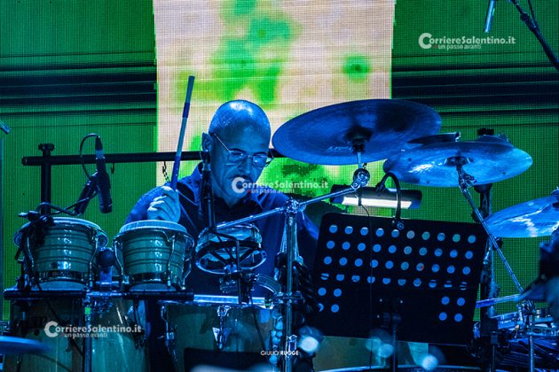 Notte della Taranta con i nuovi volti del pop, da Madame a Stromae, fino a Pericolo. Elodie energia pura. Samuele Bersani canta in dialetto: “Cazziato per la zeta” - Corriere Salentino