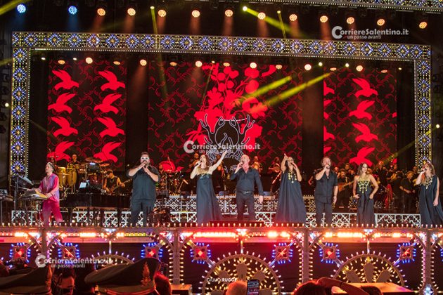 Notte della Taranta con i nuovi volti del pop, da Madame a Stromae, fino a Pericolo. Elodie energia pura. Samuele Bersani canta in dialetto: “Cazziato per la zeta” - Corriere Salentino