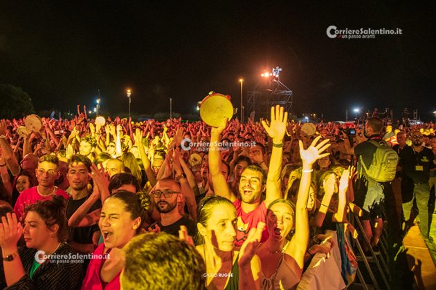 Notte della Taranta con i nuovi volti del pop, da Madame a Stromae, fino a Pericolo. Elodie energia pura. Samuele Bersani canta in dialetto: “Cazziato per la zeta” - Corriere Salentino
