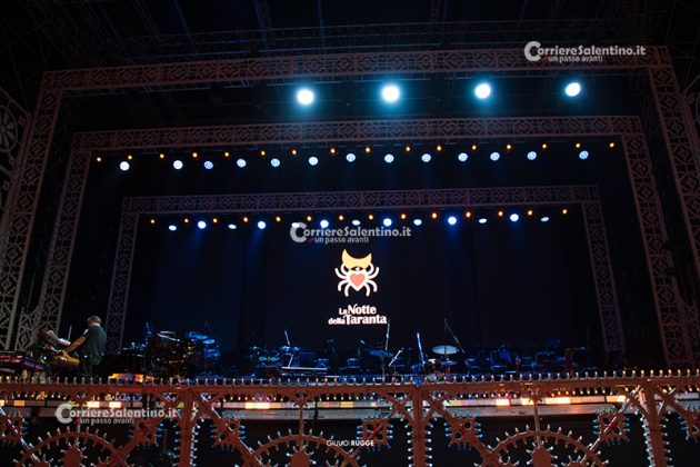 Notte della Taranta con i nuovi volti del pop, da Madame a Stromae, fino a Pericolo. Elodie energia pura. Samuele Bersani canta in dialetto: “Cazziato per la zeta” - Corriere Salentino