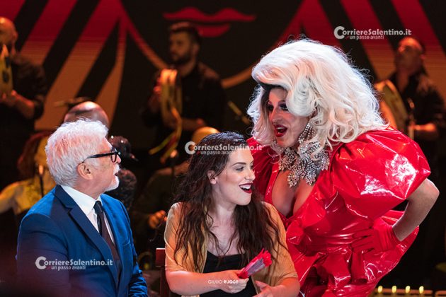 Notte della Taranta con i nuovi volti del pop, da Madame a Stromae, fino a Pericolo. Elodie energia pura. Samuele Bersani canta in dialetto: “Cazziato per la zeta” - Corriere Salentino