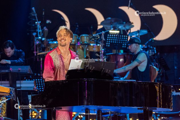 Notte della Taranta con i nuovi volti del pop, da Madame a Stromae, fino a Pericolo. Elodie energia pura. Samuele Bersani canta in dialetto: “Cazziato per la zeta” - Corriere Salentino