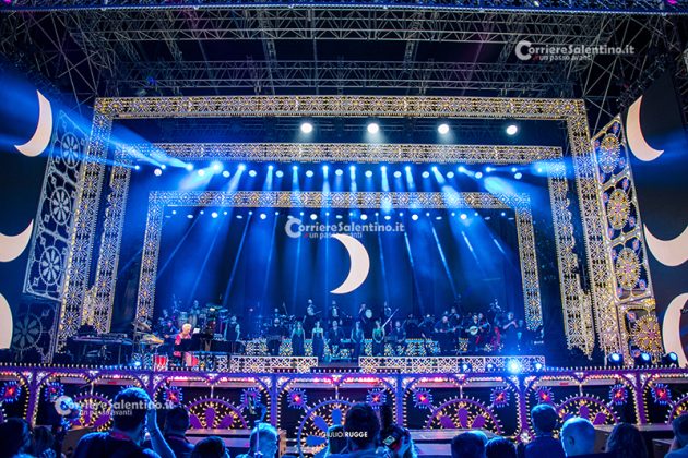 Notte della Taranta con i nuovi volti del pop, da Madame a Stromae, fino a Pericolo. Elodie energia pura. Samuele Bersani canta in dialetto: “Cazziato per la zeta” - Corriere Salentino