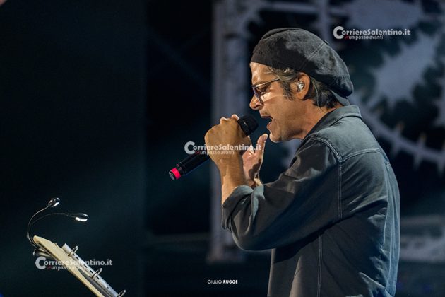 Notte della Taranta con i nuovi volti del pop, da Madame a Stromae, fino a Pericolo. Elodie energia pura. Samuele Bersani canta in dialetto: “Cazziato per la zeta” - Corriere Salentino