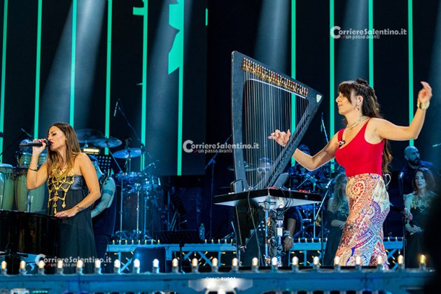 Notte della Taranta con i nuovi volti del pop, da Madame a Stromae, fino a Pericolo. Elodie energia pura. Samuele Bersani canta in dialetto: “Cazziato per la zeta” - Corriere Salentino