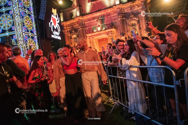 Notte della Taranta con i nuovi volti del pop, da Madame a Stromae, fino a Pericolo. Elodie energia pura. Samuele Bersani canta in dialetto: “Cazziato per la zeta” - Corriere Salentino