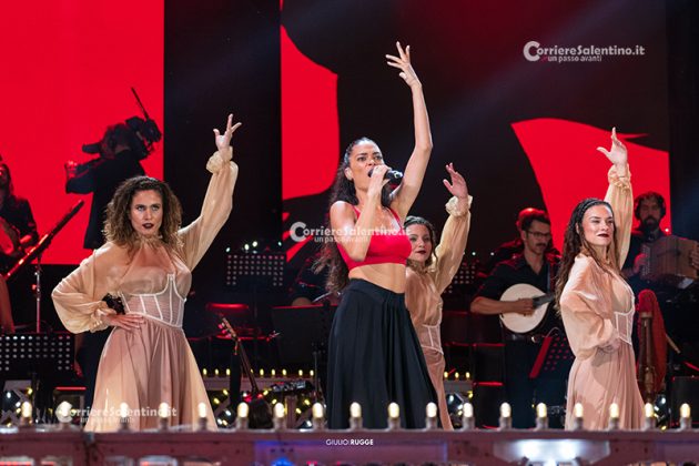 Notte della Taranta con i nuovi volti del pop, da Madame a Stromae, fino a Pericolo. Elodie energia pura. Samuele Bersani canta in dialetto: “Cazziato per la zeta” - Corriere Salentino