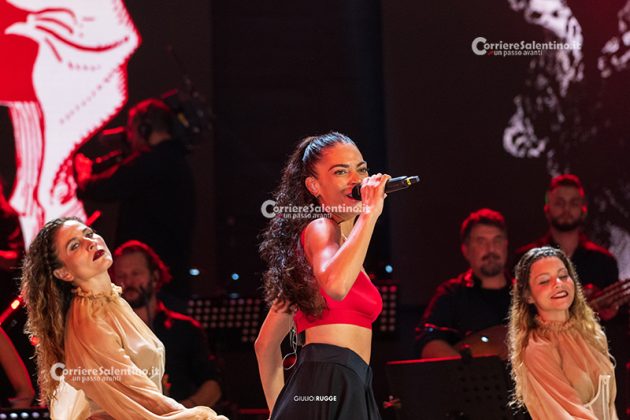 Notte della Taranta con i nuovi volti del pop, da Madame a Stromae, fino a Pericolo. Elodie energia pura. Samuele Bersani canta in dialetto: “Cazziato per la zeta” - Corriere Salentino