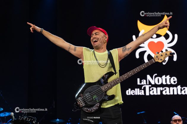 Notte della Taranta con i nuovi volti del pop, da Madame a Stromae, fino a Pericolo. Elodie energia pura. Samuele Bersani canta in dialetto: “Cazziato per la zeta” - Corriere Salentino