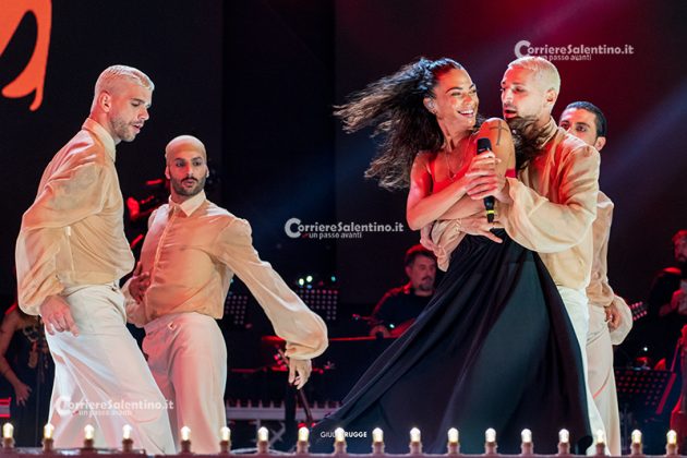 Notte della Taranta con i nuovi volti del pop, da Madame a Stromae, fino a Pericolo. Elodie energia pura. Samuele Bersani canta in dialetto: “Cazziato per la zeta” - Corriere Salentino