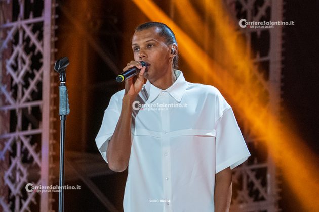 Notte della Taranta con i nuovi volti del pop, da Madame a Stromae, fino a Pericolo. Elodie energia pura. Samuele Bersani canta in dialetto: “Cazziato per la zeta” - Corriere Salentino